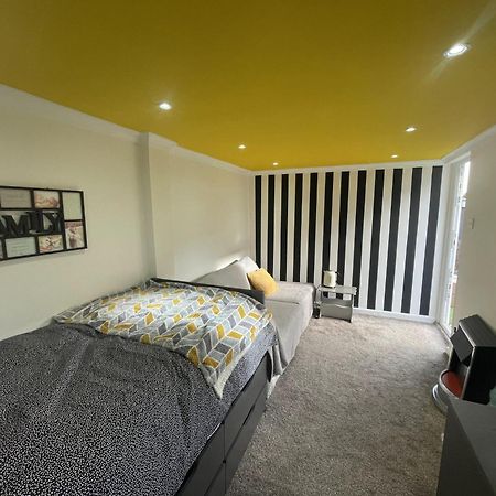 Beautiful Place To Live Near Heathrow Windsor Legoland & Free Parking Onsite Burnham  Kültér fotó
