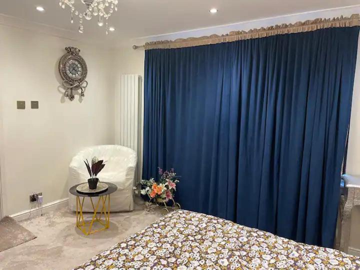Beautiful Place To Live Near Heathrow Windsor Legoland & Free Parking Onsite Burnham  Kültér fotó